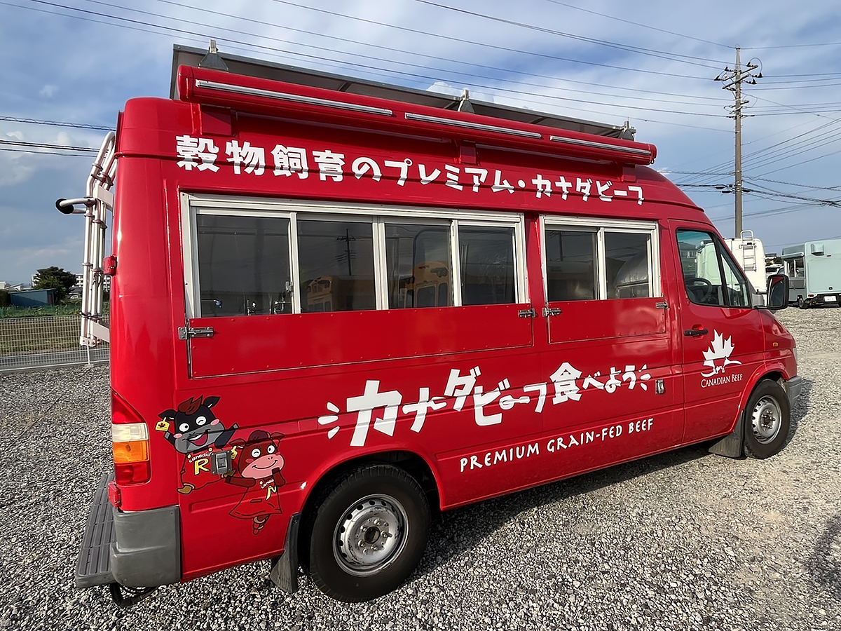 キッチンカーのラッピング例