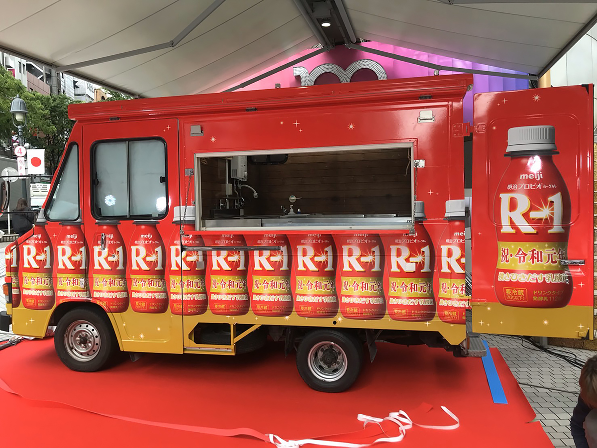 キッチンカーのラッピング例