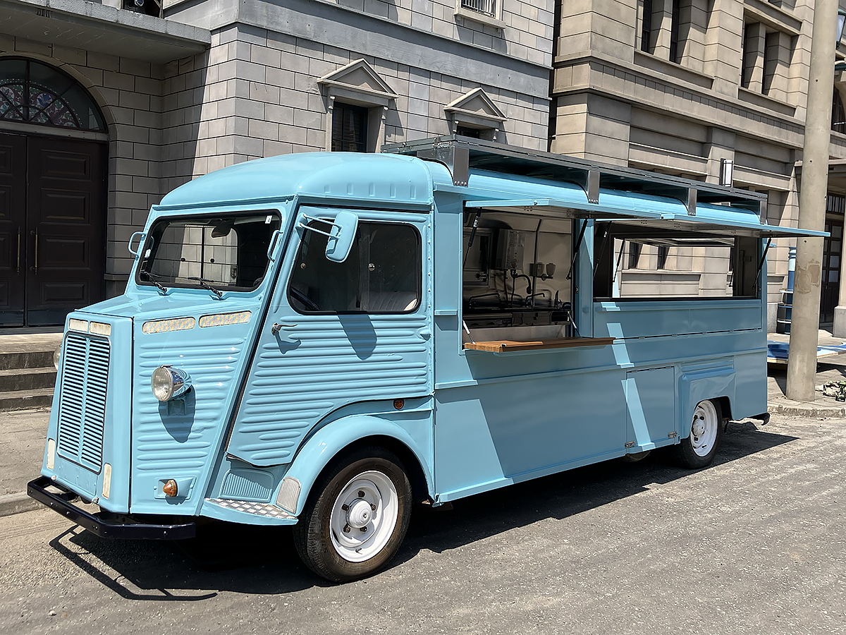 キッチンカーのラッピング例